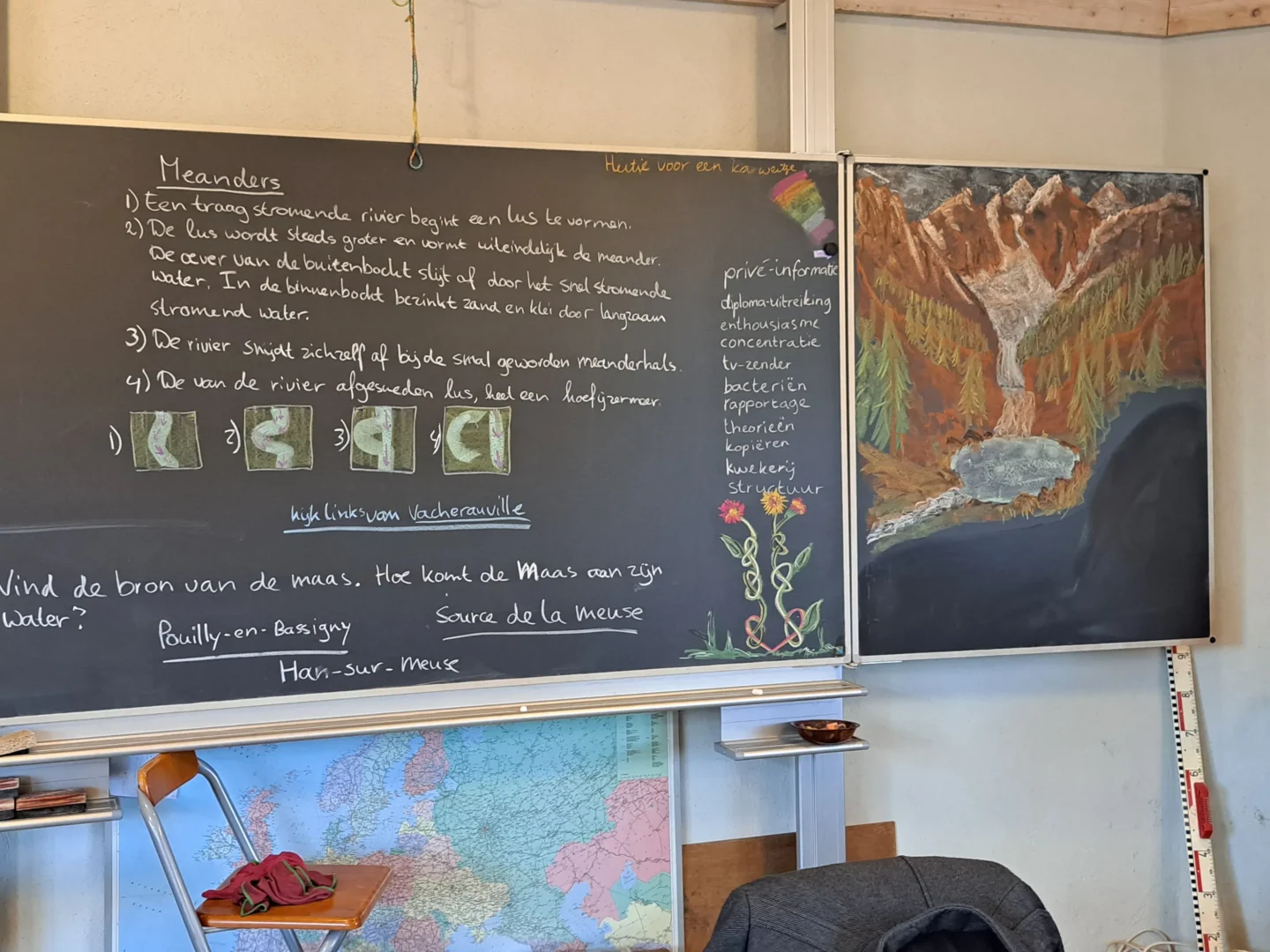 Een schoolbord met meanders uitgelegd.